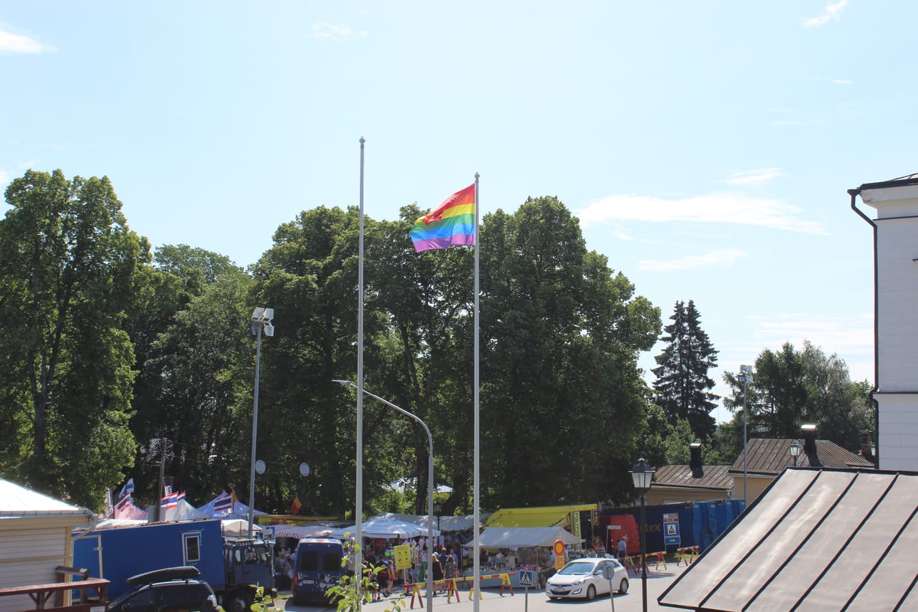 Pride-lippu liehuu Kristiinassa Raatihuoneen edustalla.