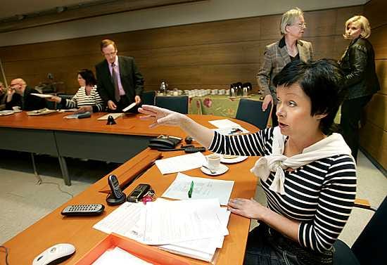 Hallituksen puheenjohtaja Riikka Moilanen-Savolainen (oik.) jättää epäselvyyksistä maanantaina poliisille tutkintapyynnön.