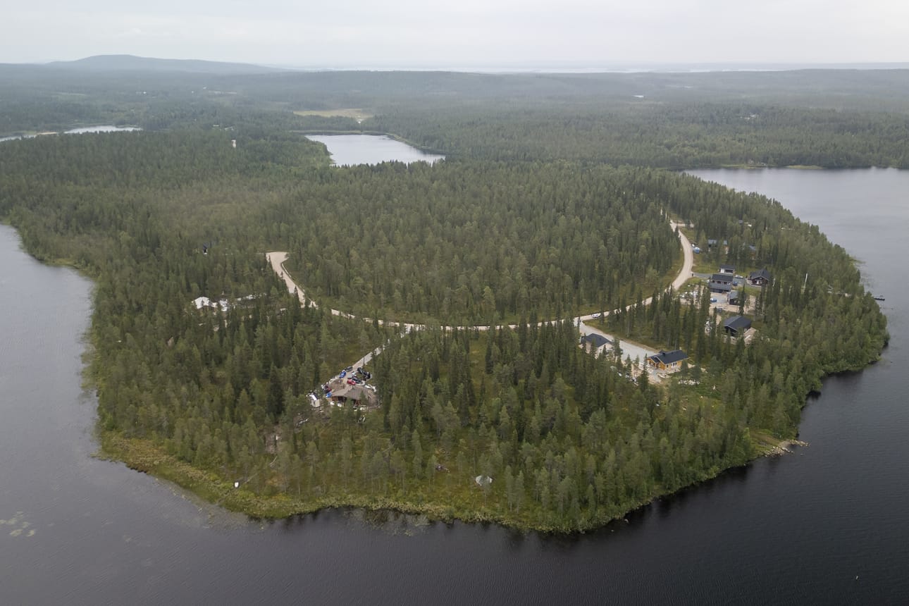 Jakkarasaaren rakentaminen edistyy hiljalleen. Rakennustyömaita alueella on nyt viitisen kappaletta. Valmistakin on jo tullut.