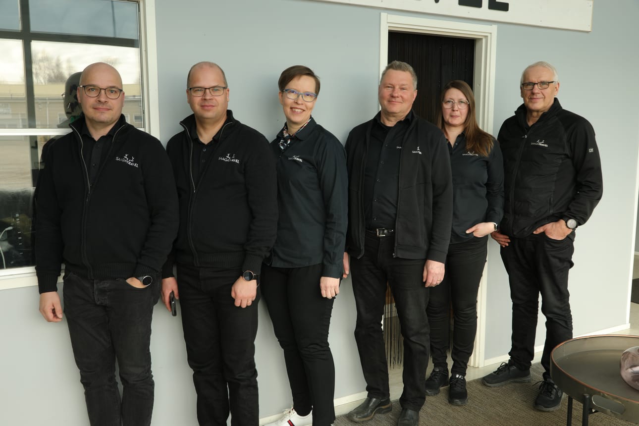 Saaga Travelin toimiva johto on Kimmo Kokkonen, Jari-Pekka Kokkonen, Johanna Salmela, Pentti Tiitinen, Sanna Kimpimäki ja Pekka Kimpimäki.