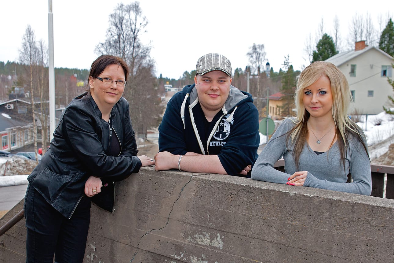 Pääluottamusmies Tuija Tolonen-Keränen, Tuomas Alavuotunki ja Susanna Vääräniemi eivät peittele tyytyväisyyttään, kun saavat jatkaa tehtävissään.