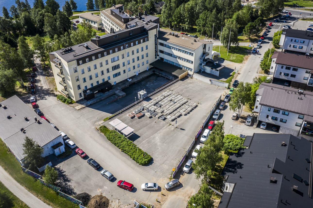 Mehiläisen drive in -testauspisteellä kävi tänään satoja ihmisiä koronavirustestissä. Autojono ruuhkautti Yliopistokadun liikenteen useiksi tunneiksi.