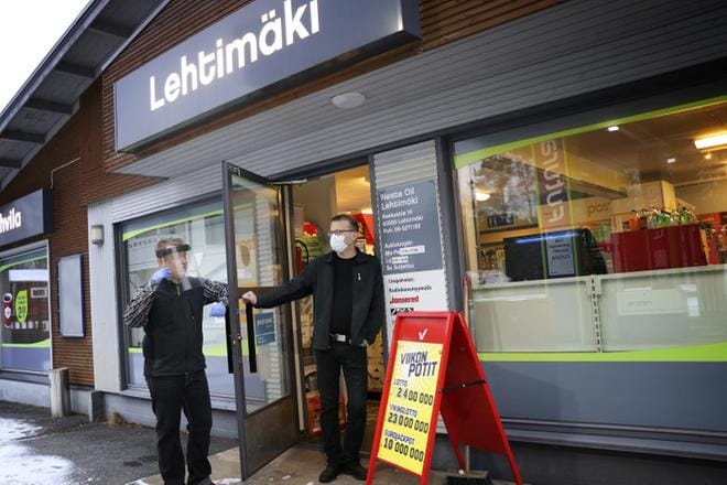 Koronasulku oli maanantaina ohi Lehtimäen Nesteellä. Koronavirus koetteli kovin eritavoin Matti Pihlajaa ja Ari Yli-Kesäniemeä, vaikka he uskovat saaneensa viruksen samassa tilanteessa. Pihlajalla ei ollut oikeastaan yhtään mitään oireita missään vaiheessa. Yli-Kesäniemen kontolle tuli sahaava kuume ja esimerkiksi haju- ja makuaistin menetys. Vähällä hän silti koki pääsevänsä. KUVA: JOHANNA KATAJA