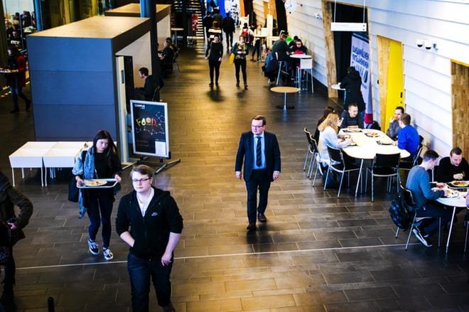 Seamkin rehtori Tapio Varmola on tyytyväinen varainkeruukampanjan alkuun. Kuva: Krista Luoma