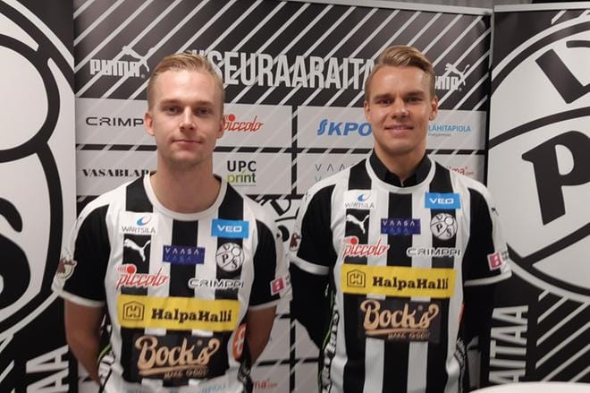 Laitapuolustajan tontilla kaudella 2020 nähty Arttu Nuutinen (vas.), 24, jatkaa VPS:ssa yksivuotisella sopimuksella. Nuutinen on VPS:n omia kasvatteja.