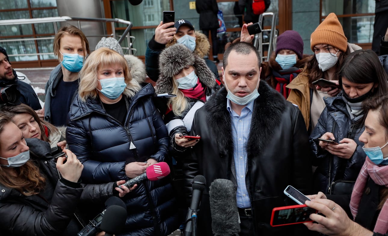 Vangitun oppositiojohtajan Aleksei Navalnyin asianajajat Olga Mihailova (vas.) ja Vadim Kobzev puhuivat medialle moskovalaisen tuomioistuimen luona keskiviikkona.