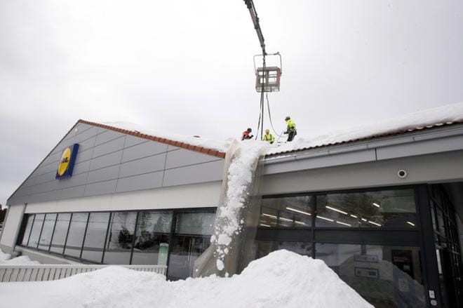Runsasluminen talvi on lisännyt tarvetta lumenpudotukselle Lidl-myymälöiden katoilla muuallakin kuin Kainuussa. Kajaanin myymälä suljettiin keskiviikkona sisäkatossa havaittujen poikkeamien vuoksi ja avattiin jälleen perjantaina. Nyt liikkeen kulkureiteillä on useita puupilareita. Katto vaatii vielä perusteellisen remontin. Kuva on keskiviikolta. KUVA: Hannu Mustonen