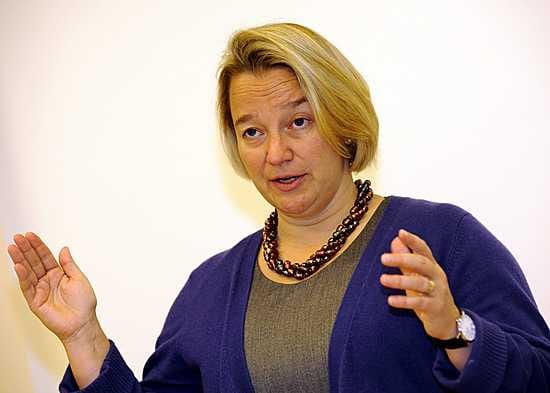 Tuija Brax vastaanotti perjantaina lahjonatyöryhmän raportin.