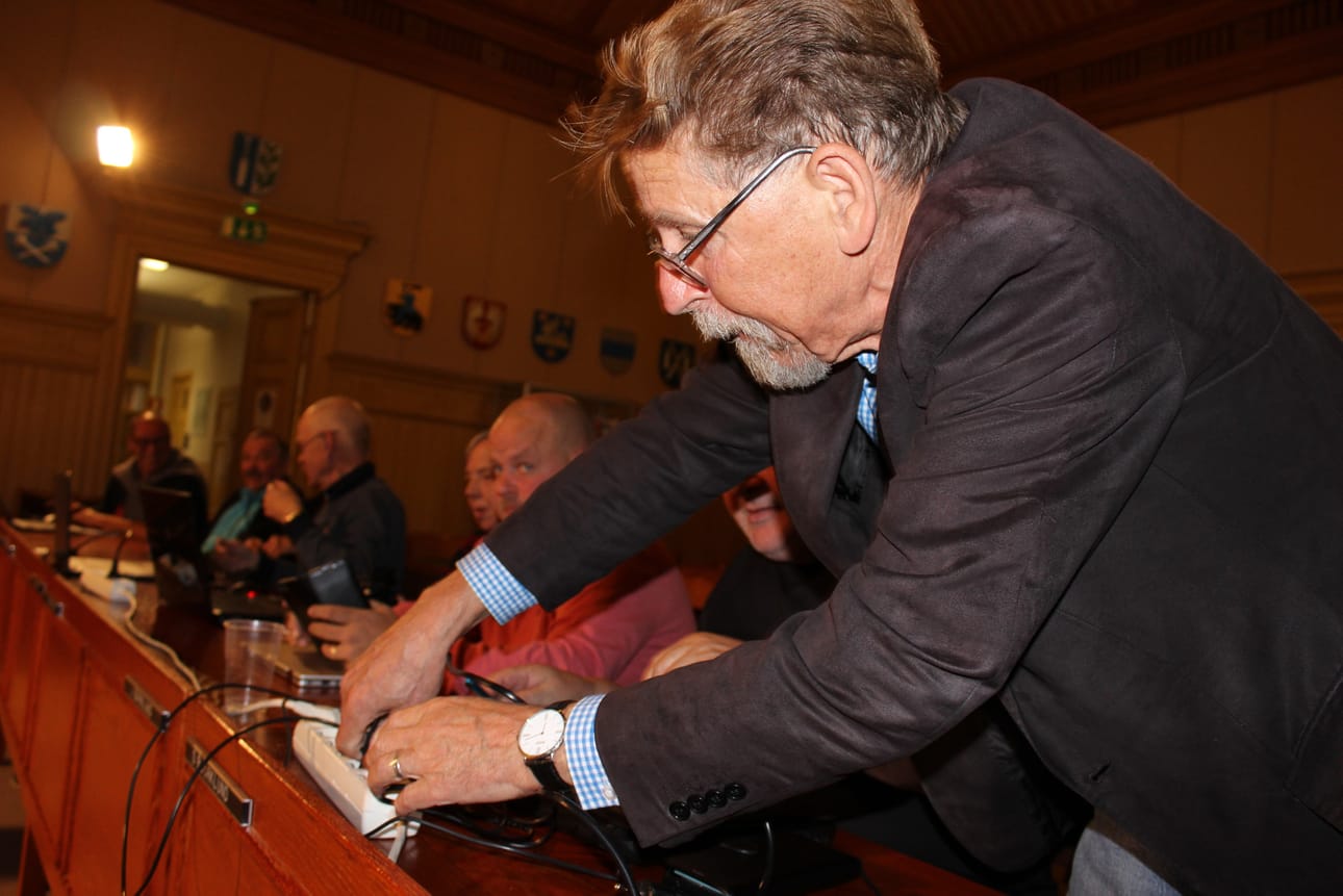 Konkaripoliitikko Carl-Gustav Mangs (r.) on saanut presidentiltä kunnallisneuvoksen arvonimen. Kuva Kaskisten kaupunginvaltuuston kokouksesta. Arkistokuva.