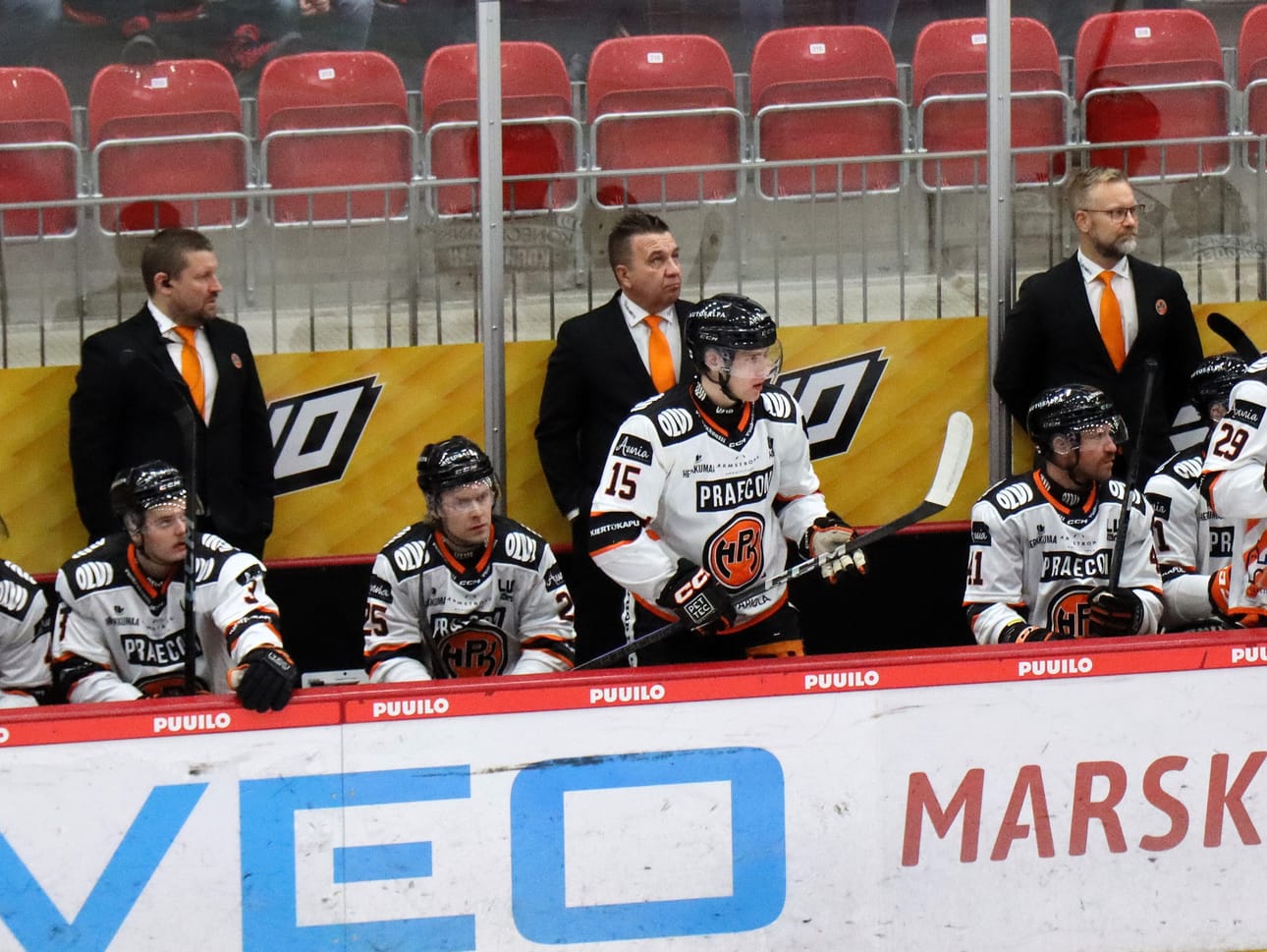 Mikko Manner (oik.), Ari-Pekka Selin ja Olli Hällfors (vas.) seisovat HPK:n penkin takana myös ensi kaudella.