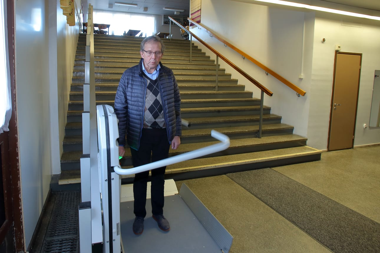 Turvakaide laskeutuu ja Risto Rautio on valmis minuutin mittaiseen hissiajeluun Raahen Työväentalon toiseen kerrokseen. Apua hissin käyttöön luvataan antaa tilaisuuksien yhteydessä.
