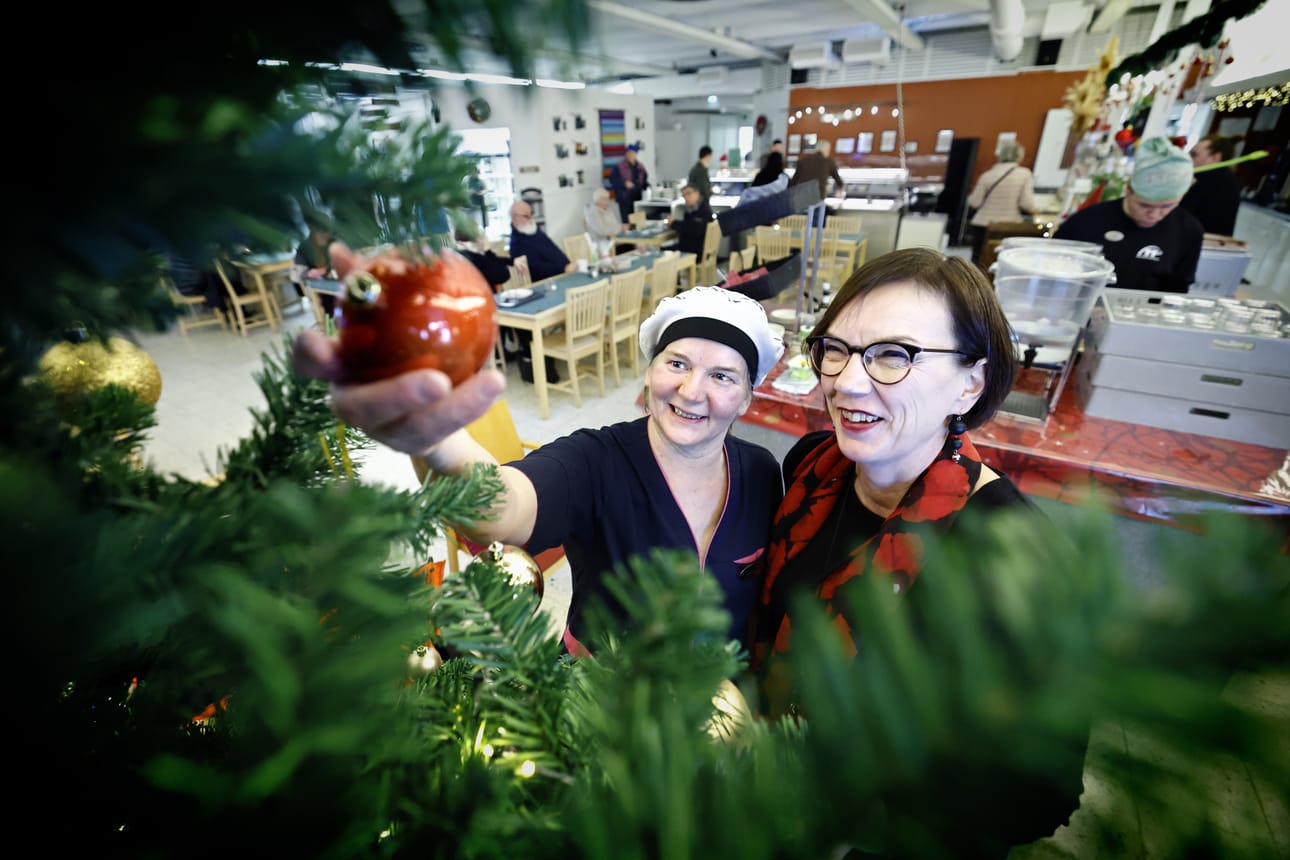 Kokki Leena Pessinen ja toiminnanjohtaja Kaija Kuusisto iloitsevat, että jouluaattojuhla voidaan jälleen järjestää Toimintojentalolla. Ruuan lisäksi luvassa on pientä ohjelmaa.