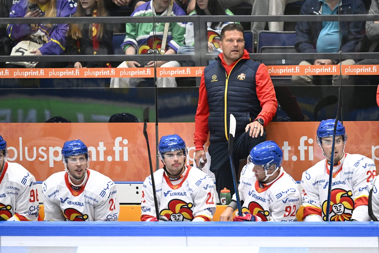 Tiistai 1. syyskuuta on ensimmäinen kerta, kun Vaasan Sport ja helsinkiläinen Jokerit kohtaavat jääkiekon Liigan ottelussa. Joukkueet ovat viimeksi pelanneet samalla sarjatasolla kaudella 1988–89. Ne pelasivat silloin 1. divisioonassa, josta tuli myöhemmin mestis. Jokereita luotsaa nyt Tomek Valtonen, Sportin entinen päävalmentaja.