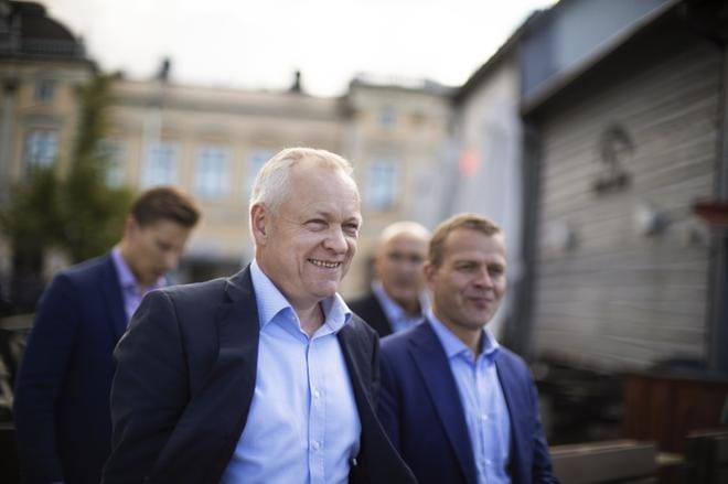 Kokoomuksen eduskuntaryhmän puheenjohtaja Kalle Jokinen ja kokoomuksen puheenjohtaja, valtiovarainministeri Petteri Orpo tapasivat kansalaisia tänään Oulun torilla. KUVA: