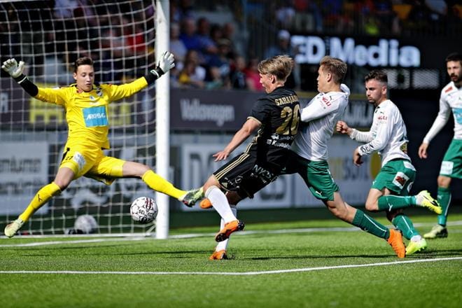 SJK:n Jesse Sarajärvi pääsi pari kertaa tekopaikalle, mutta ei onnistunut ohittamaan IFK-veskari Anton Lepolaa. Sarajärveä ahdistelee Aapo Mäenpää. KUVAT: TOMI KOSONEN