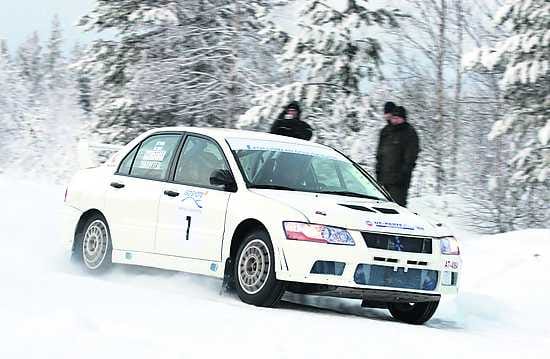 Alkuvauhti ratkaisi. Markku Nikupeterin raju alkuvauhti riitti ratkaisemaan voiton Isosyöte-rallissa.