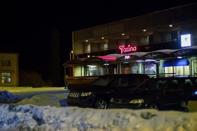 Jurvan keskustassa paikallisen ravintolan lähellä oli lauantaina iso poliisioperaatio. Kuva otettu kello 20.40 aikoihin, jolloin tilanne oli jo ohi. Kuva: Minna Antila