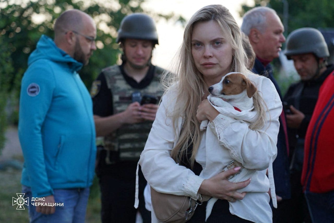 Nainen kantoi koiraansa Ukrainan Smilassa Venäjän tekemän iskun jälkeen 29. kesäkuuta 2025. LEHTIKUVA / AFP /Ukrainan valtion hätäpalvelu