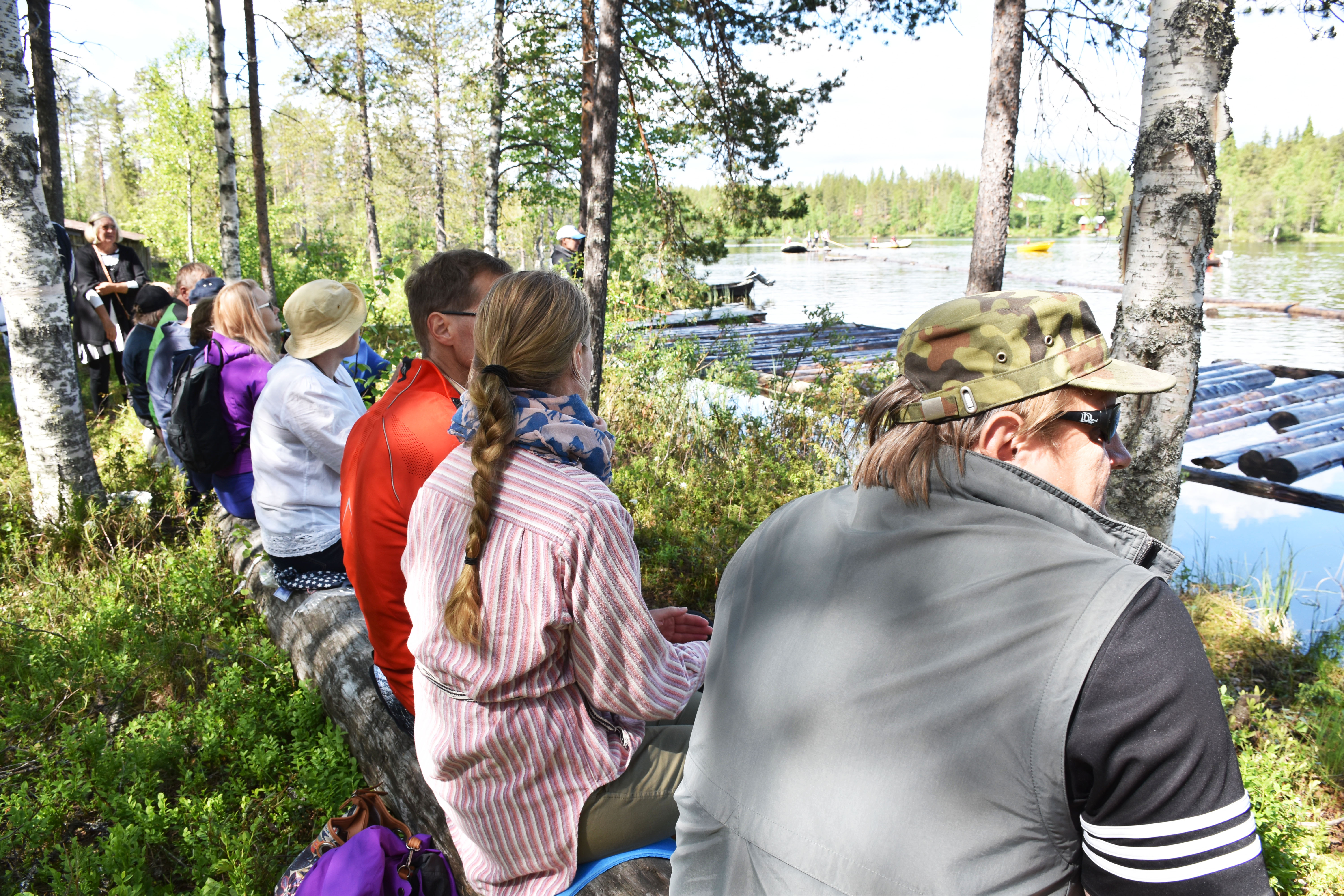 Tukkilaiskisat keräsivät Kitkajoen varteen väkeä nauttimaaan lämpimästä kesäpäivästä.
