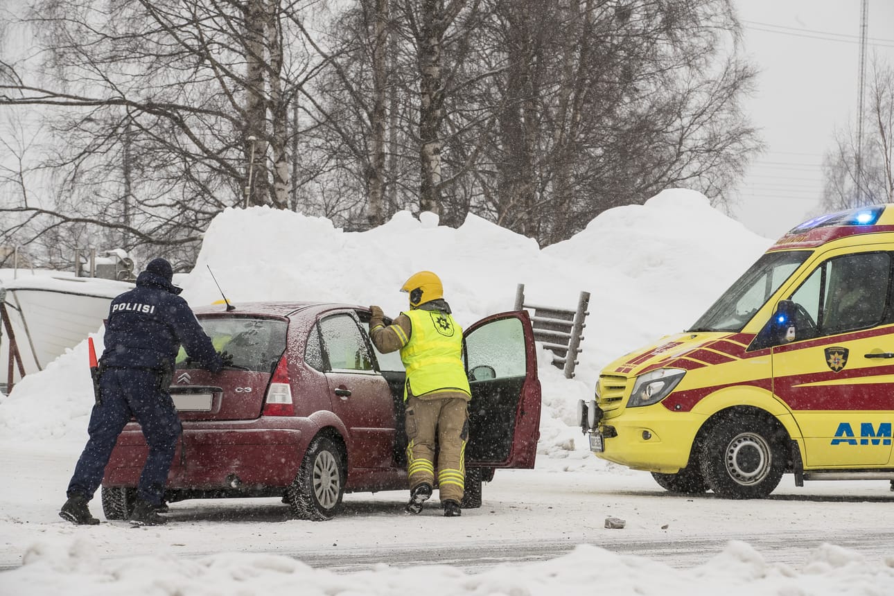 Kaksi henkilöautoa sai vaurioita Ratakadulla torstaina tapahtuneessa kolarissa. Henkilövahingoilta vältyttiin.