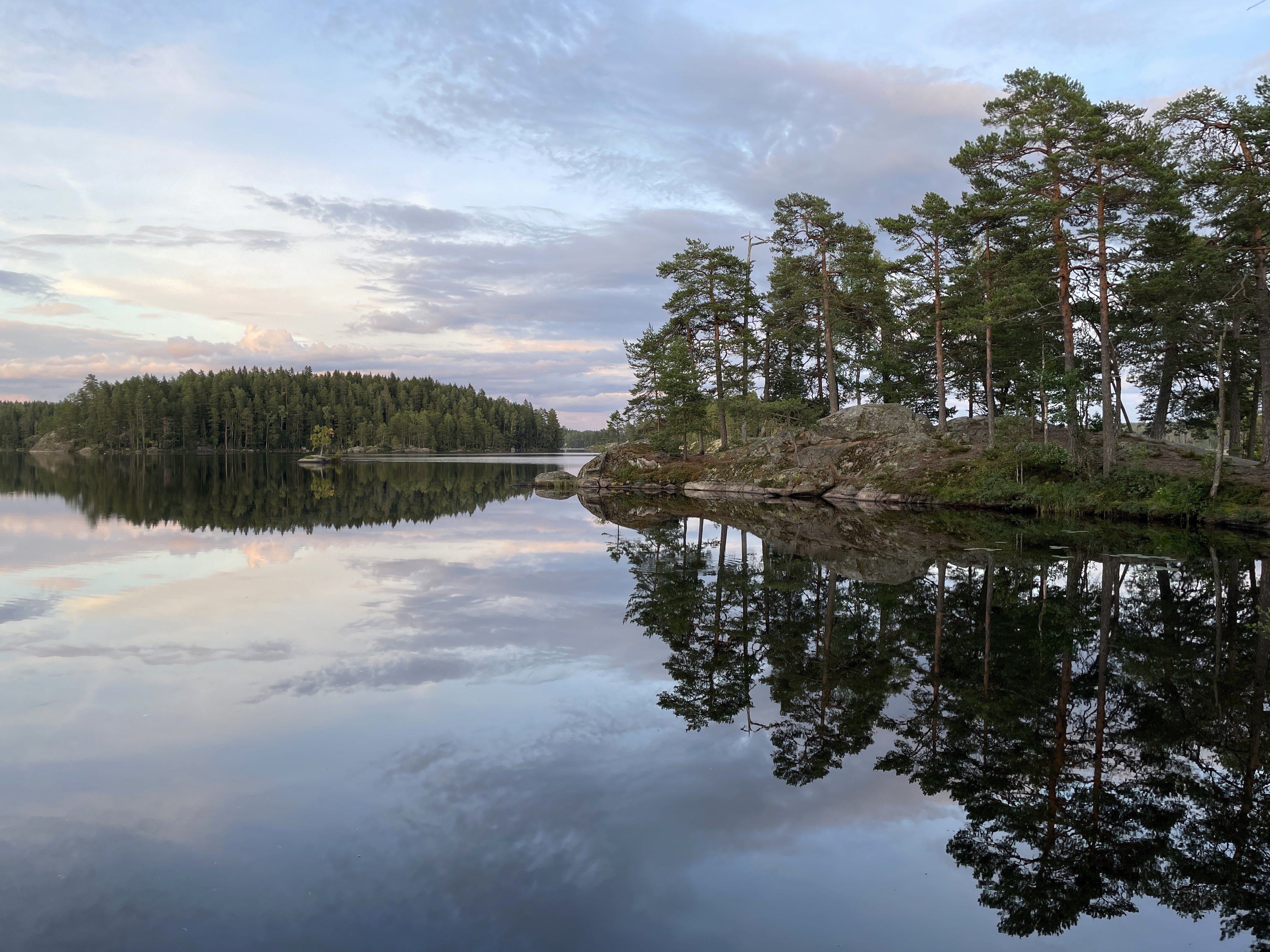 Pukalan alueella on runsaasti jyrkkäpiirteisiä kallioita, mutta varsinainen lappimaisuus on kallioisten saarten täplittämä Pukalajärvi.