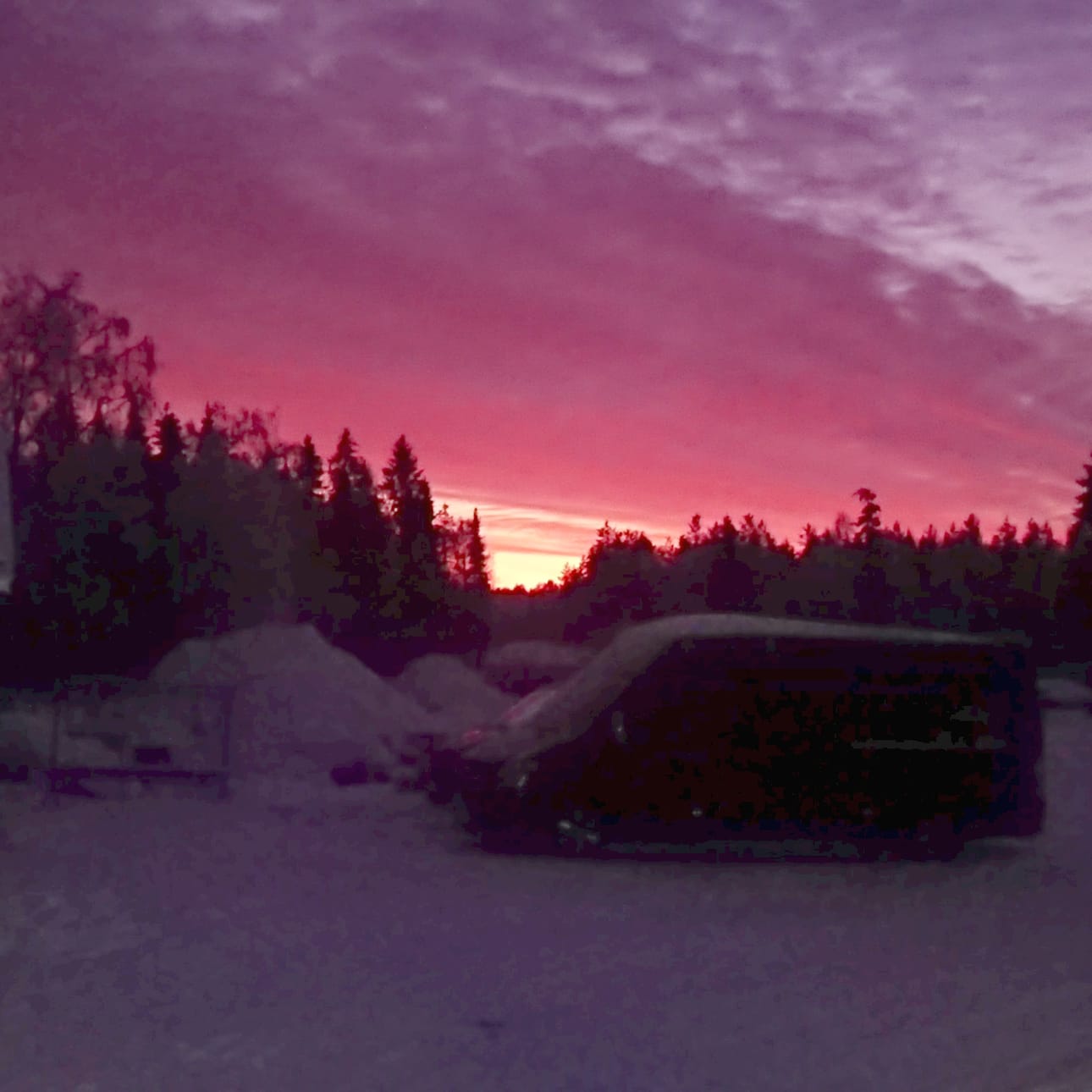 Kokkokylällä oli maanantaina 27.1. Aamuaurinko punainen. Pakkasta oli - 30 astetta.
