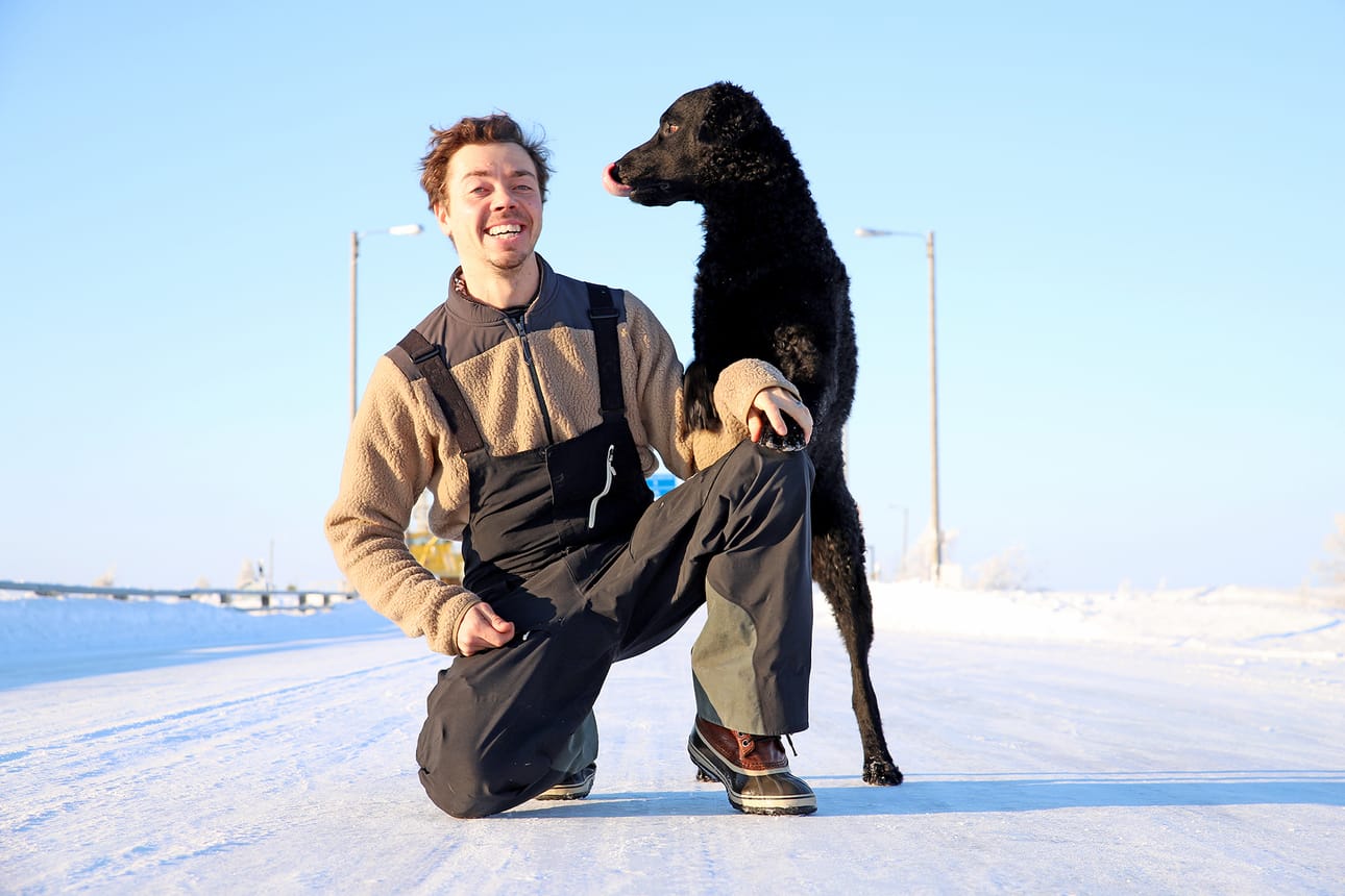 Kiharakarvainen noutaja Kaffe on täysin tietämätön yleisöstä, joka sitä Instagramin kautta seuraa. Isäntä Harri Tarvainen viihtyy koiransa kanssa luonnossa.