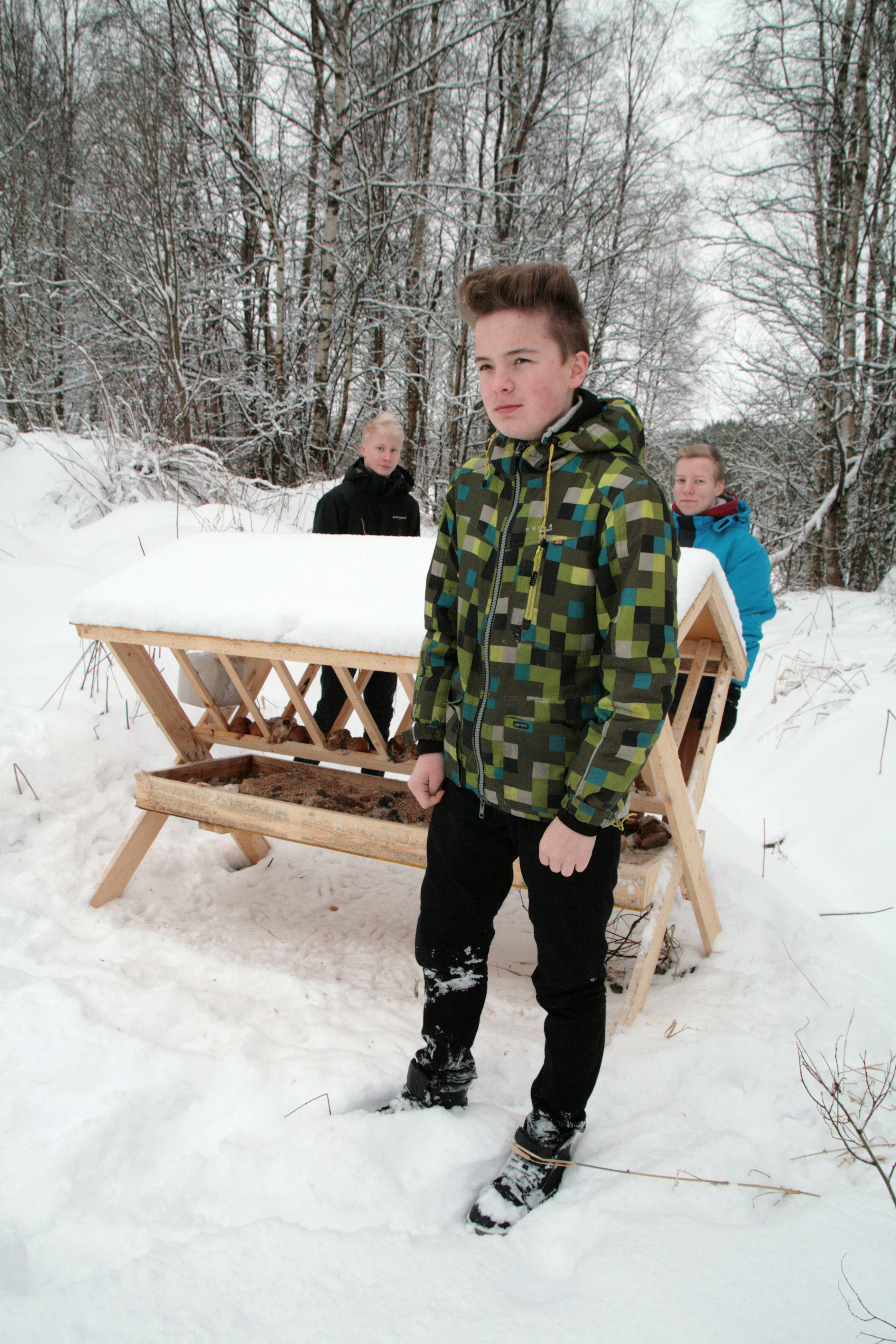 Aleksi Kalliokoski ja Niklas Kämäräinen kävivät yhdessä Konsta Pulkkasen (edessä) kanssa tarkistamassa talviruokintapaikan siisteyden.