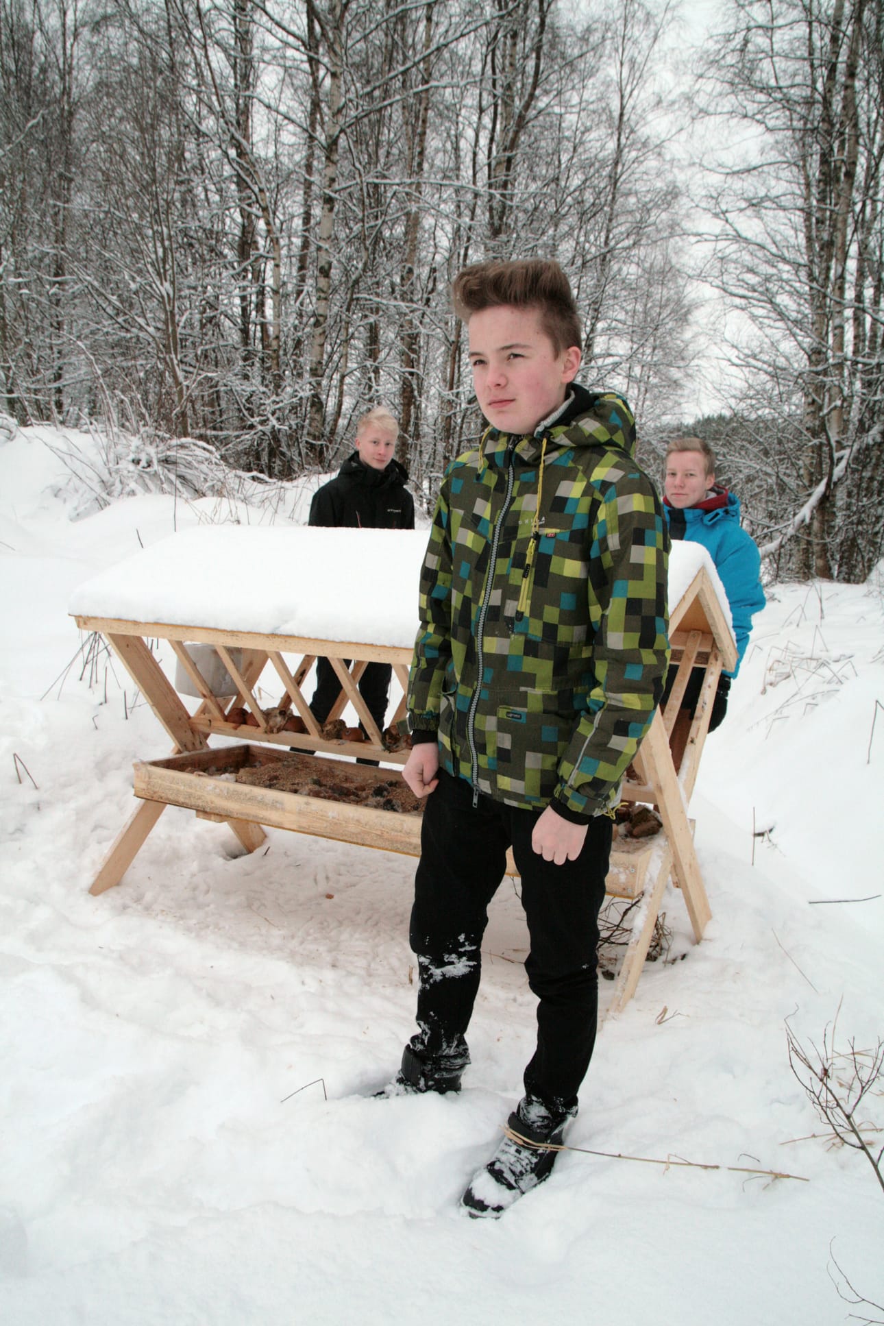 Aleksi Kalliokoski ja Niklas Kämäräinen kävivät yhdessä Konsta Pulkkasen (edessä) kanssa tarkistamassa talviruokintapaikan siisteyden.