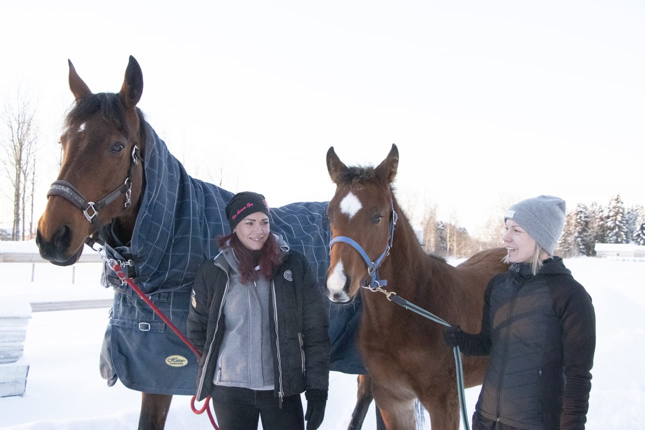Jenna Ahrens ja Heidi Lumiaho toteuttavat yhteistyönä keskivartalokuntoon koulutuksen Ponipihassa. Sunnuntaina tallilla on maksuton tutustumispäivä lapsiperheille.