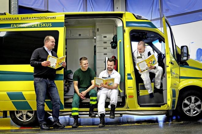 Satukirjojen lahjoittaja, toimitusjohtaja Sami Heinimäki Härmän Liikenne Oy:stä, ensihoitajat Teemu Pietikäinen ja Juha-Matti Salo sekä ylilääkäri Sami Länkimäki tutustuvat Veeran tarinaan. KUVA: KARI LÖFHJELM