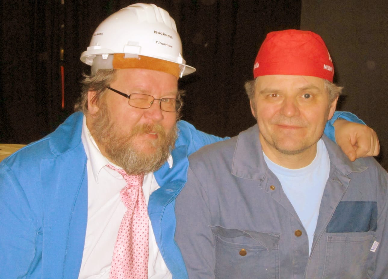 Näytelmän käsikirjoittanut ja ohjannut, Teuvo Orjasniemi (oik.) näyttelee itsekin pientä sivuosaa hitsarina. Supliikkimiestä puolestaan esittää Pertti Udd.