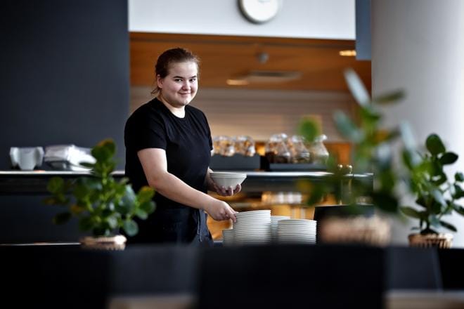 Veera Hassinen käy nyt töissä ravintola Komiassa tiskaajana ja Lakeus Matadorissa saliapulaisena. KUVA: TOMI KOSONEN