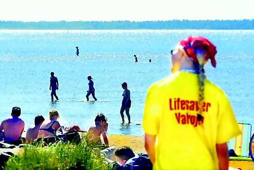 Nainen paikallaan. Uimavalvojien palkkaaminen Nallikarin ja Tuiran uimarannoille on vihdoin toteutunut.