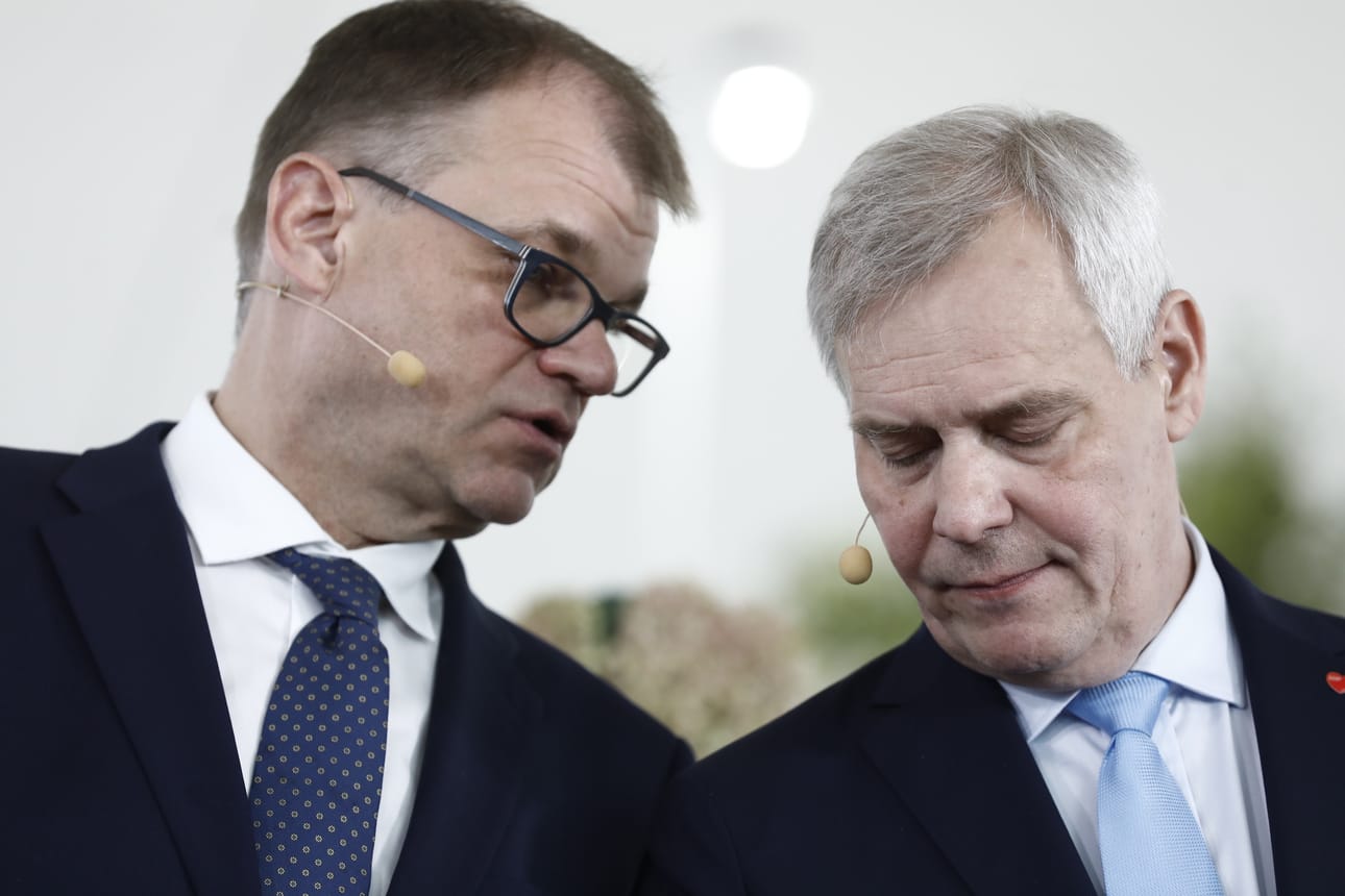 Keskustan puheenjohtaja Juha Sipilä jää rivikansanedustajaksi. Ei ministerin salkkua, ei puhemiehen tehtäviä, ei edes valiokunnan puheenjohtajuutta. Sdp:n puheenjohtaja Antti Rinne (oik.) esitteli hallitusohjelman maanantaina.