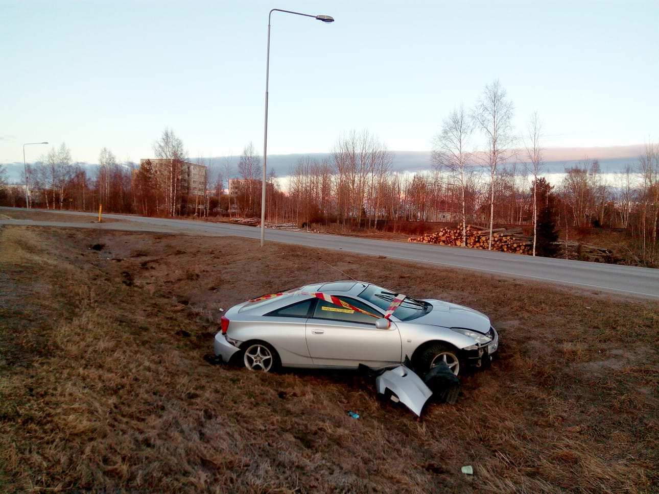 Henkilöauto päätyi ojaan ajettuaan suoraan valopylvääseen Ratakadun varressa sunnuntaina illasuussa.