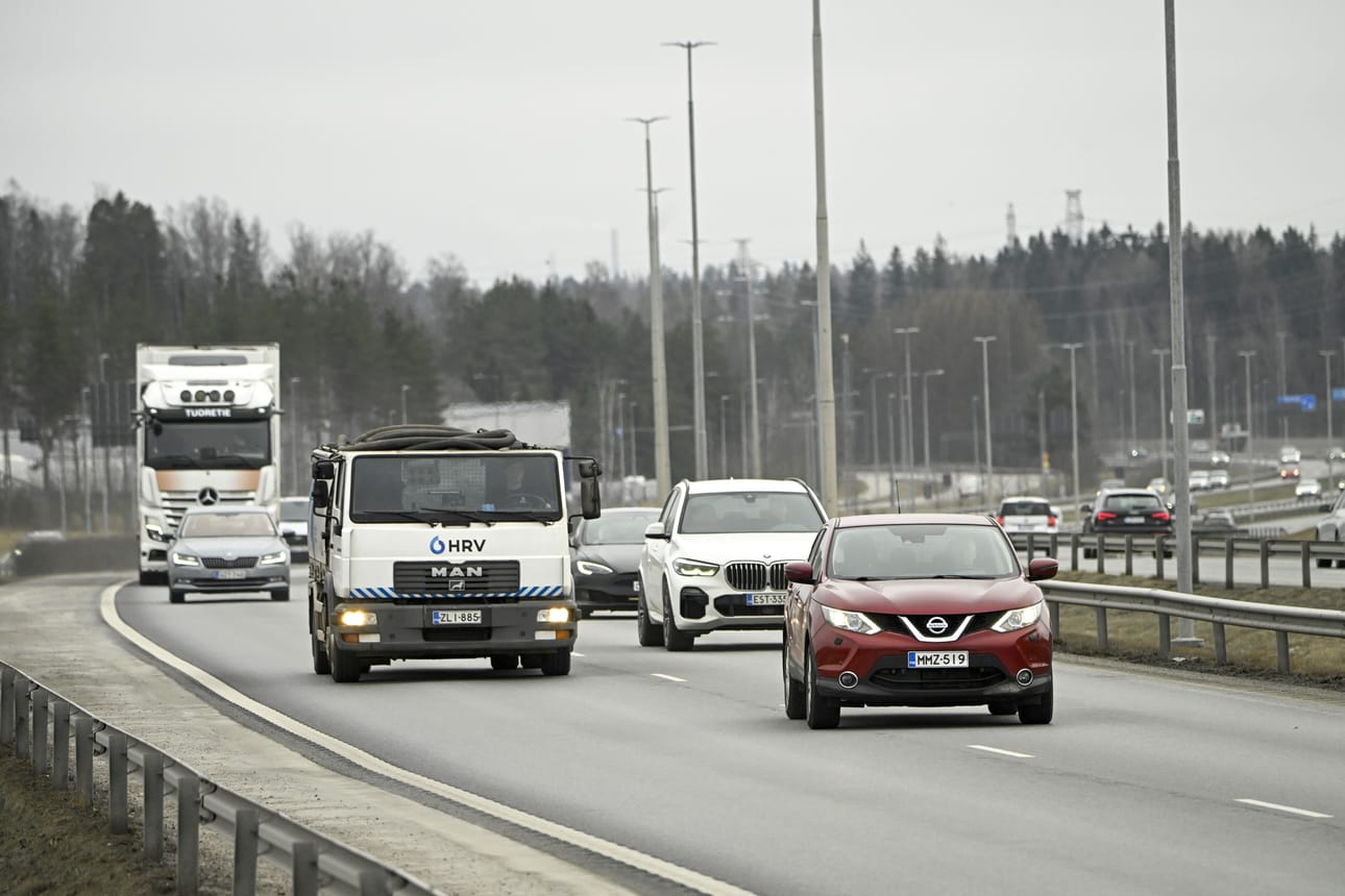 Pääsiäisen meno- ja paluuliikenteessä autoilijan on hyvä muistaa varata ajomatkaan riittävästi aikaa sekä välttää vaarallisia ohituksia.