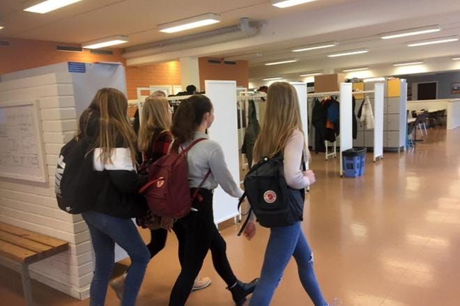 Oxhamnin koulun ruotsinkielisen yläkoulun henkilökuntaa on altistunut koronalle. Opetus oppilaille jatkuu erityisjärjestelyjen avulla. Kuvan oppilaat eivät liity tapaukseen. Arkistokuva: Tapio Lehtinen