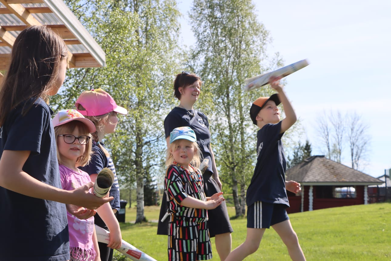 Närvijoki tarjoili parastaan myös sään osalta. Kuvassa lehtikeihästä heittää Aatos Suvanto. Vuoroaan odottavat vasemmalta lukien Nella Hautala, Jasmin Hautala, Tiara Koivuniemi ja Hilda Suvanto. Taustalla kannustaa Noora Suvanto.