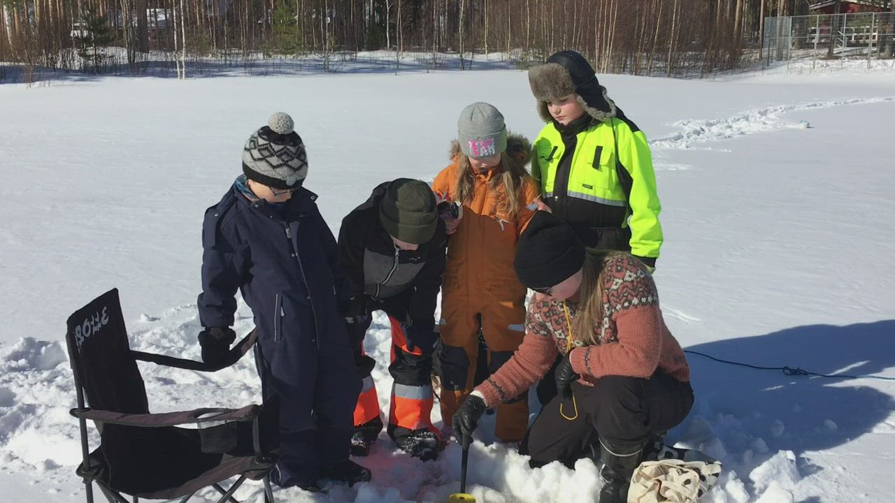 Videolla Janita Kaikkonen antaa pilkkimiseen opastusta Kangasjärven jäällä. Kuulolla olivat muun muassa Altti Pehkonen, Siiri Knuutinen, Heikki Leinonen ja Frans Mällinen.