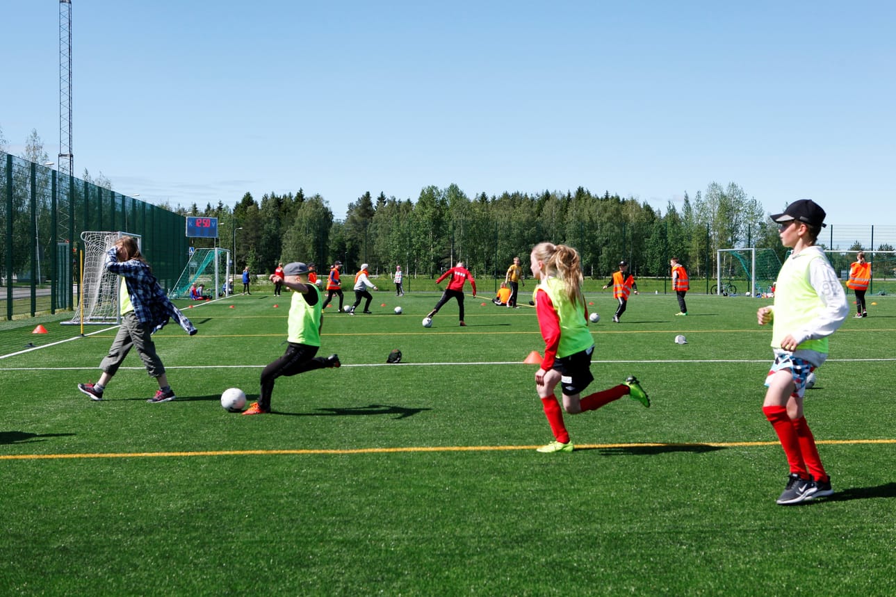 Nivalan uudehkolla tekonurmikentällä pidetään torstaihin asti jalkapallokoulua lapsille.