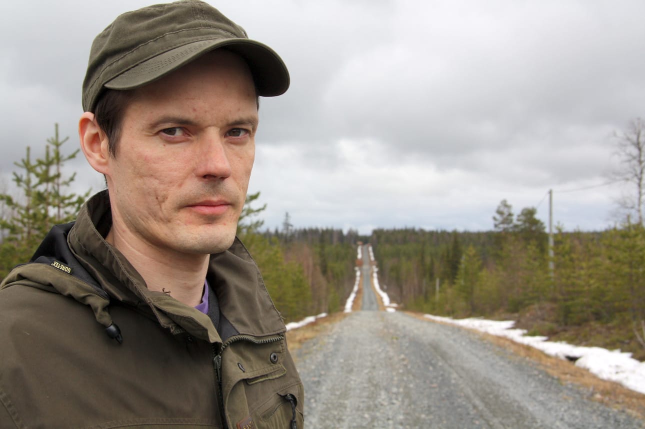 Metsähallituksen metsätalouden suunnittelijan Joona Jaakkolan takana oleva Ylä-Juurikkavaaran metsäautotie Taivalkoskella on peruskorjattu vuonna 2013.