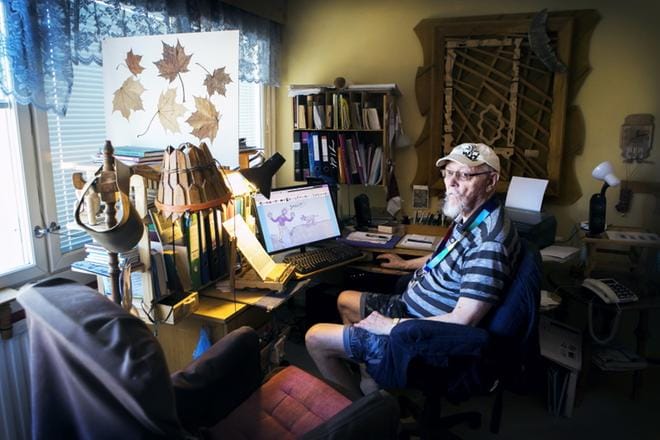 Jaakko Heikkilä, 86, piirtää tietokoneellaan grafiikkaa kerrostalokotinsa makuuhuoneessa. KUVAT: TERESA NURMIOJA