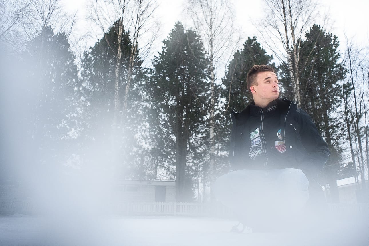 Juho Ojalan esiintyminen maailmancupin mäkikilpailussa Kuopion Puijolla ei antanut aihetta riemuun. Kuusamolaisen hyppy riitti kilpailun viimeiseen sijaan. Arkistokuva: Mikko Halvari.
