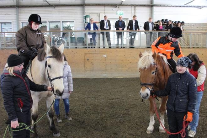 Maanantaina Lehtimäen opiston maneesilla ratsastivat muun muassa kirkkonummelainen Veronika Pyykkö (vasemmalla) Kassulla ja salolainen Aarne Saarinen Räiskeellä. Opiston henkilökunnasta mukana olivat hevosenhoitaja Leila Vähälummukka (edessä vasemmalla) ja ohjaaja Tuula Hauta-aho sekä työharjoittelija Susan Leppäkoski (edessä oikealla) ja ohjaaja Sinikka Yli-Kätkä. KUVA: REIJO HEIKKILÄ