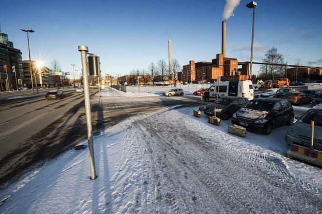 Suurmoskeijaa ja sen yhteyteen rakennettavaa palvelukeskusta on alustavasti suunniteltu Helsinkiin Hanasaaren voimalan ja Sörnäisten rantatien väliselle alueelle. Tonttiesitys halutaan kiinteistölautakunnalle kevään aikana. KUVA: Kimmo Penttinen