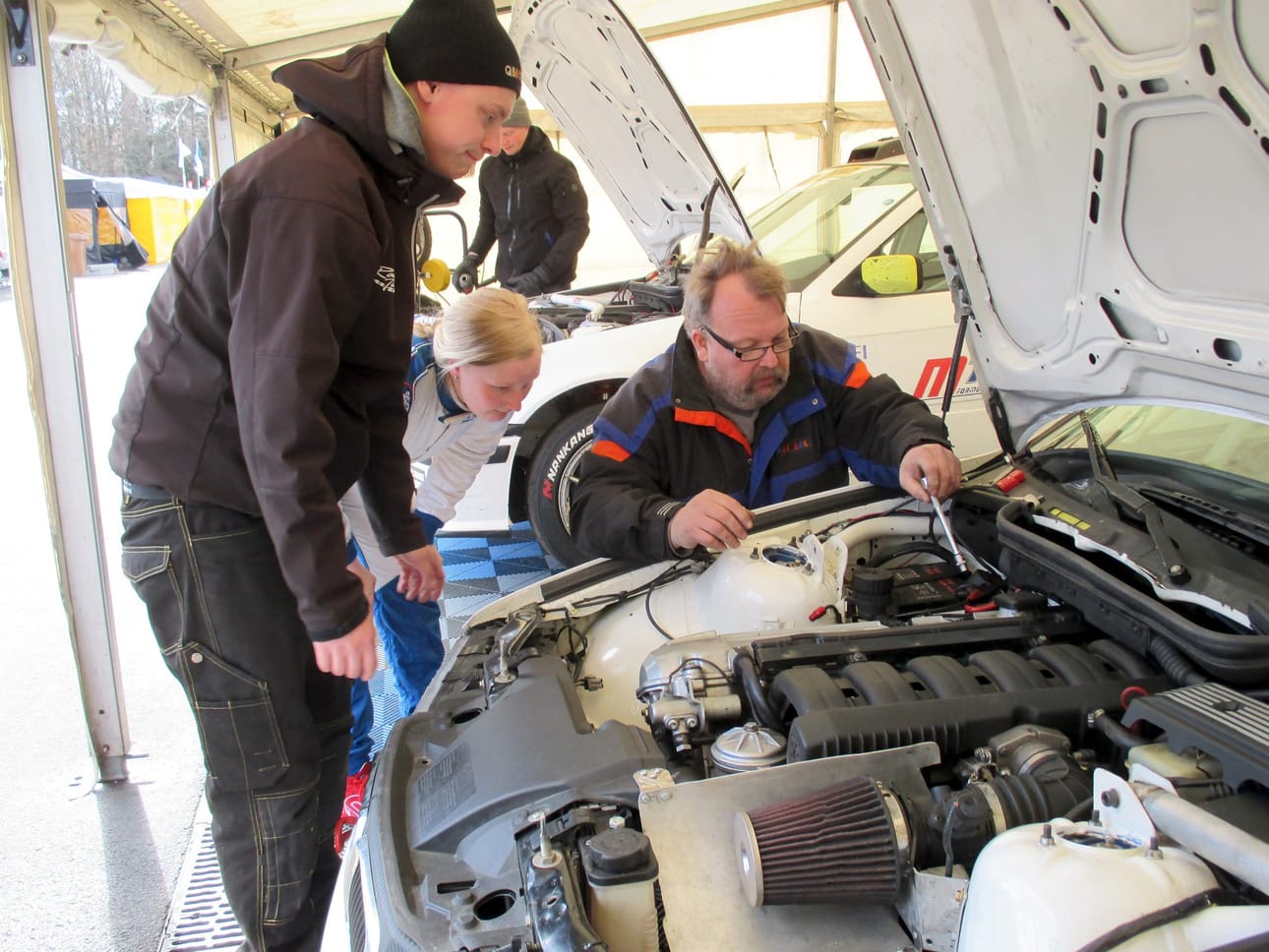 Ville Inkala ja Markku Mäkelä olivat huoltotehtävissä Riikassa Milla Mäkelän (keskellä) ensimmäisissä Xtreme-sarjan kisoissa. Milla on työskennellyt talven projekti-insinöörinä saksalaisen autotehtaan palveluksessa.
