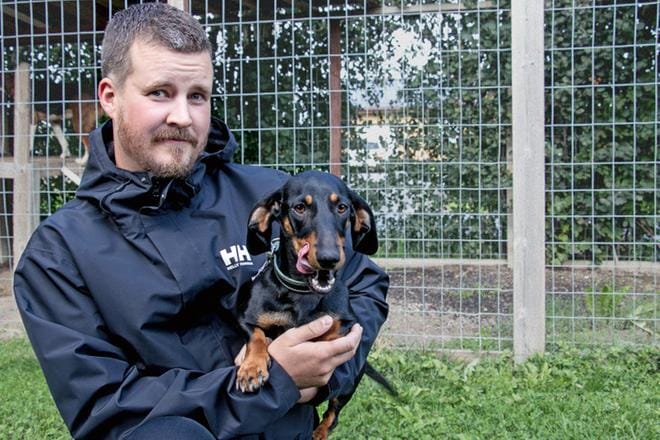 Ville Heikkilä on innokas metsästäjä ja perheen kotona on koiria. Puolitoistavuotias mäyräkoira Alma on koko perheen silmäterä. KUVA: JORMA HAVULA