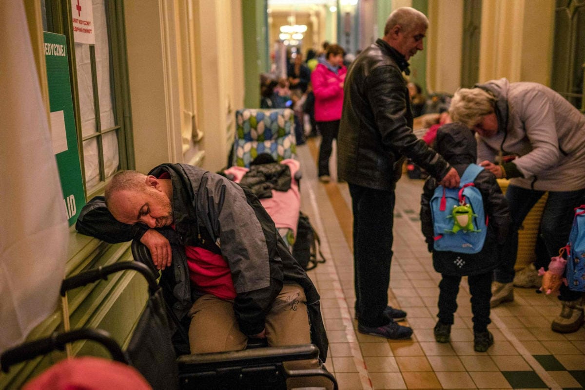 Amnesty International toteaa vuosiraportissaan, että Venäjän sotatoimet Ukrainassa pohjaavat järjestelmällisiin ihmisoikeusloukkauksiin. Kuva rautatieasemalta Przemyslistä Puolan rajaseudulla 20. maaliskuuta. LEHTIKUVA/AFP
