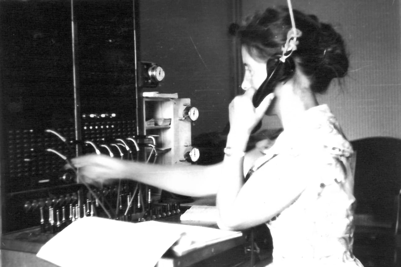 Lilja Pöntiskoski kuvattuna Alajärven puhelinkeskuksessa, huomaa sen ajan handsfee?